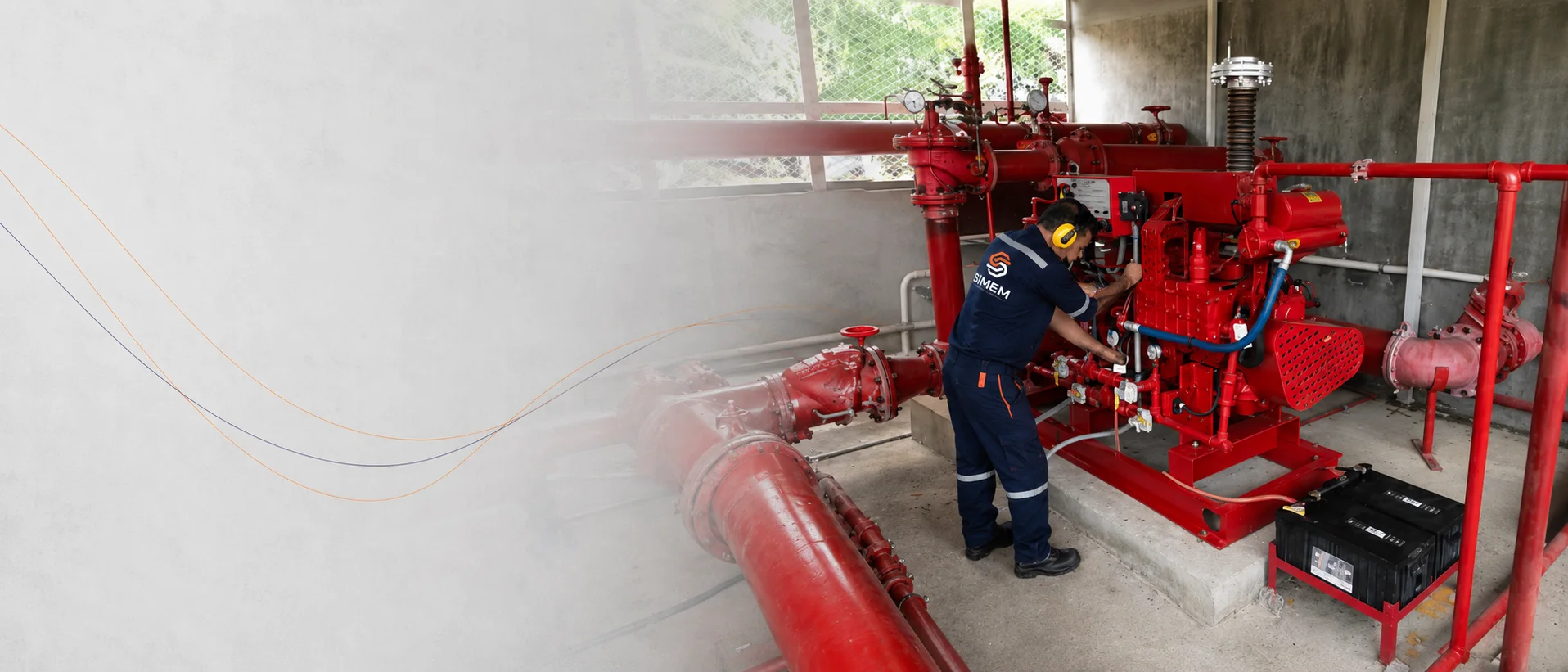 Técnico de SIMEM realizando mantenimiento a un sistema contra incendios