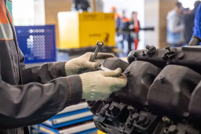 Técnico interviniendo un motor